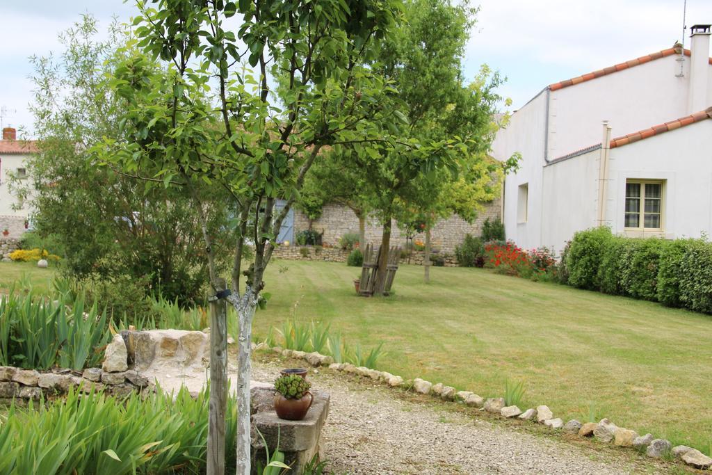 Maison D'Hotes Le Lavoir Fontaines  Exterior foto
