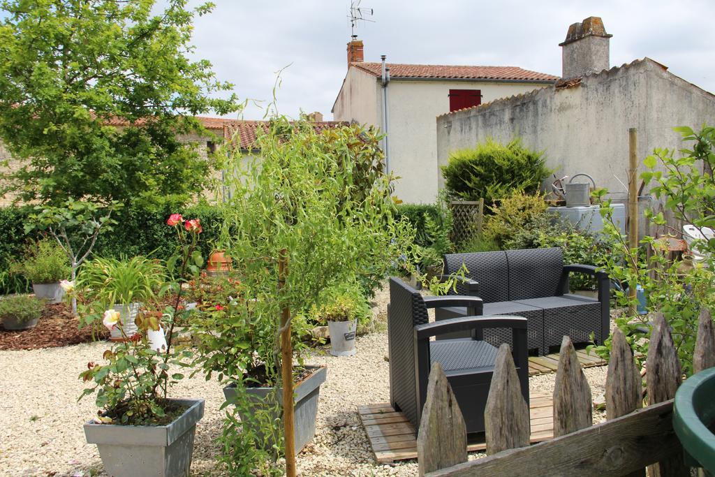Maison D'Hotes Le Lavoir Fontaines  Exterior foto